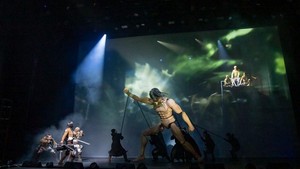 Pentasnya memadukan musik orisinal, vokal langsung, koreografi, aksi yang memukau, dan teknologi mutakhir, produksinya menggabungkan kekuatan cerita dan emosi teater musikal dengan bahasa visual manga. Foto: ATTACK on TITAN: The Musical (From the New York production)