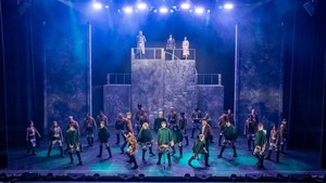 Nah, ceritanya mulai dari awal perjalanan sampai Pertempuran Trost, yang ditata ulang dengan pementasan panggung yang ciamik. Foto: ATTACK on TITAN: The Musical (From the New York production)