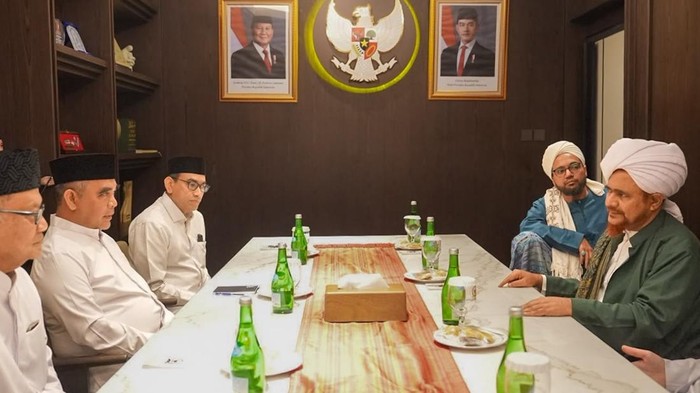 Muzani bertemu dengan Habib Umar.