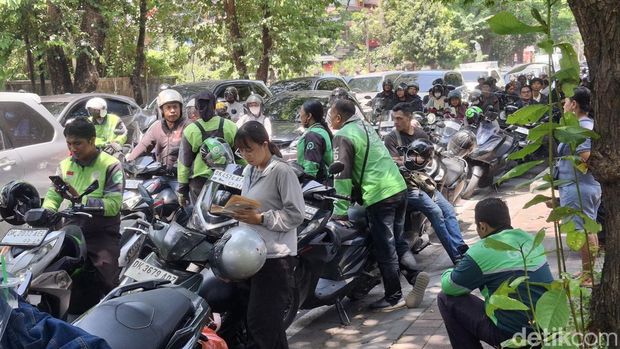 Ojek online mengantre di salah satu SPBU di Renon, Denpasar, Selasa (13/10/2026). (Fabiola Dianira/detikBali) Ojek online mengantre di salah satu SPBU di Renon, Denpasar, Selasa (13/10/2026). (Fabiola Dianira/detikBali)