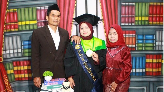 Pantang Menyerah, Nelani Jadi Wisudawan Terbaik FT Unesa dengan IPK 3,92