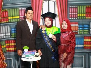 Pantang Menyerah, Nelani Jadi Wisudawan Terbaik FT Unesa dengan IPK 3,92
