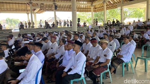 Para calon perbekel Pilkel Serentak 2026 Klungkung, Bali, menghadiri deklarasi damai di balai Budaya Klungkung. (Fatih Kudus Jaelani/detikBali).
