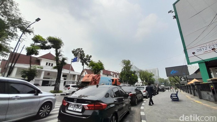 Dua sisi tepi Jalan Pengadilan Medan dipakai sebagai lokasi parkir kendaraan roda.