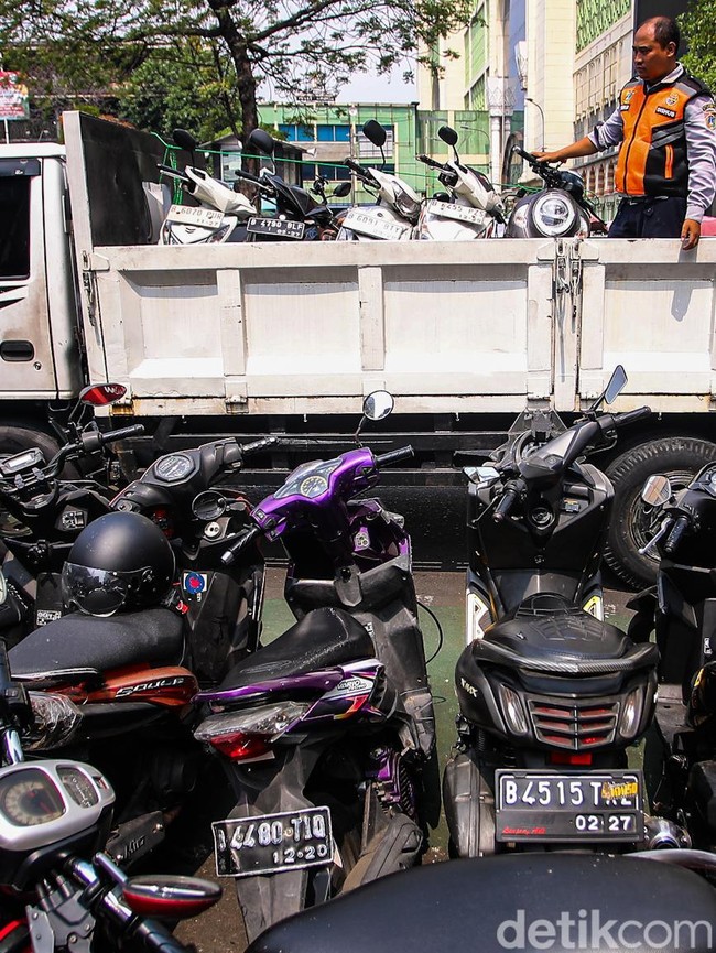 Parkir Liar di Tanah Abang Ditertibkan, Belasan Motor Diangkut