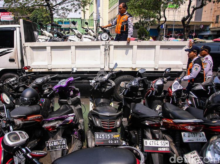 Parkir Liar di Tanah Abang Ditertibkan, Belasan Motor Diangkut
