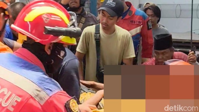 Pekerja terjepit tumpukan besi di Surabaya