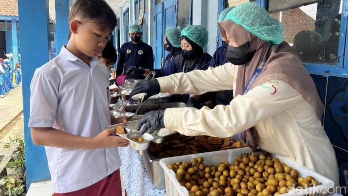 Pembagian MBG secara prasmanan di Gunungguruh, Kabupaten Sukabumi
