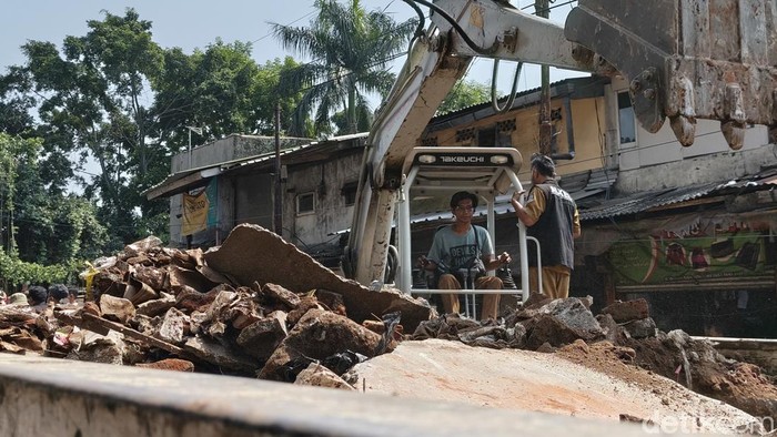 Pembersihan sisa lapak PKL di Kiaracondong.