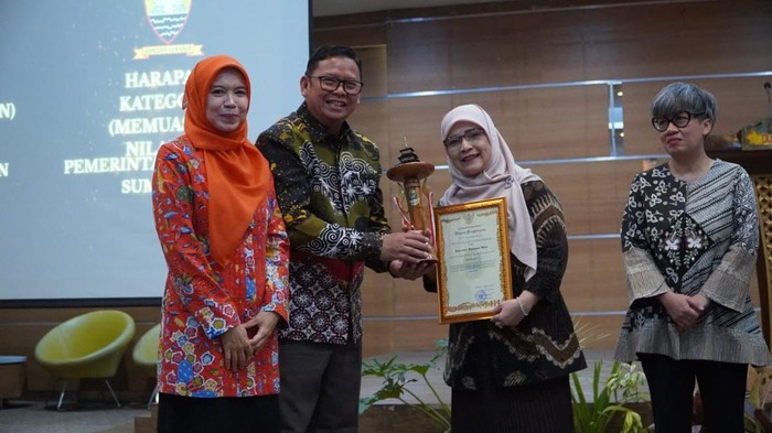Pemkab Bogor menerima penghargaan kearsipan internal