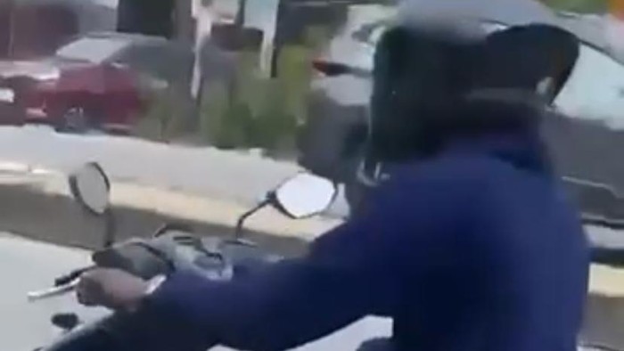 Pemotor pamer kelamin di depan penjaga konter wanita.