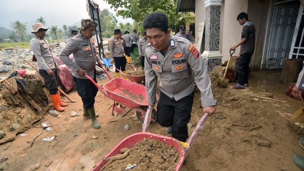 Potret Pemulihan Padang Usai Diterjang Banjir Bandang