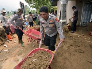 Potret Pemulihan Padang Usai Diterjang Banjir Bandang