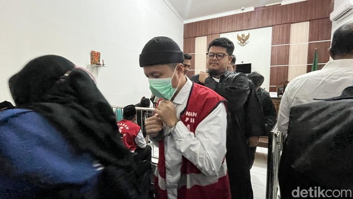 Terdakwa Naufal, maling kursi besi milik Pemkot Surabaya usai menjalani sidang di Pengadilan Negeri Surabaya
