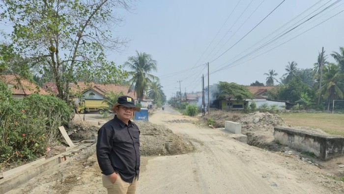 Perbaikan jalan di Merangin.