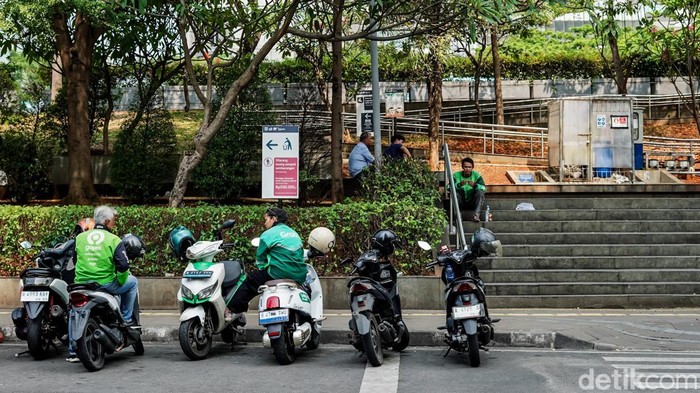 Pemerintah resmi merilis Perpres no. 27 tahun 2026 tentang Perlindungan Ekosistem Transportasi Berbasis Platform Digital yang mendasari aturan terkait transportasi online pada Kamis (8/10/2026). Namun, hingga Selasa (13/10/2026) pengemudi transportasi online masih merasa terbebani dengan potongan biaya layanan dari aplikator.