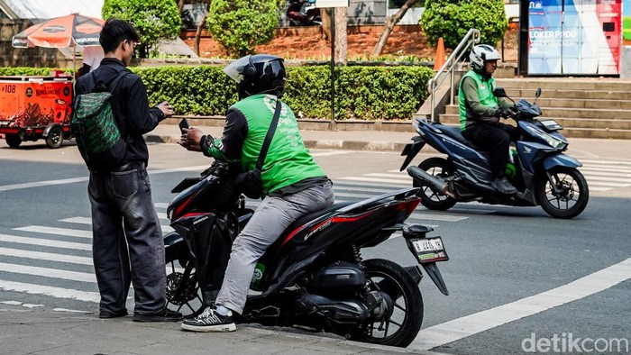 Pemerintah resmi merilis Perpres no. 27 tahun 2026 tentang Perlindungan Ekosistem Transportasi Berbasis Platform Digital yang mendasari aturan terkait transportasi online pada Kamis (8/10/2026). Namun, hingga Selasa (13/10/2026) pengemudi transportasi online masih merasa terbebani dengan potongan biaya layanan dari aplikator.