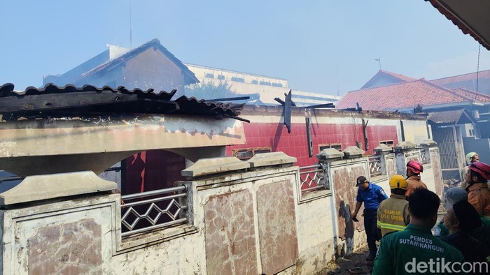Petugas Damkar saat menangani kebakaran rumah di Desa Sutawinangun, Kabupaten Cirebon