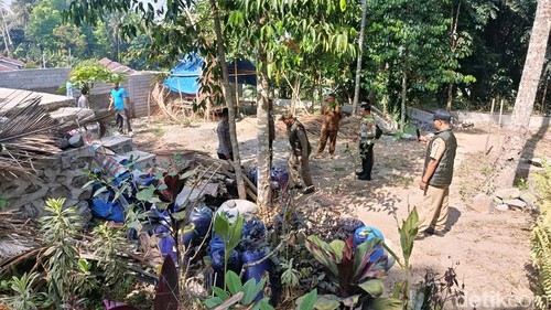 Petugas gabungan mendatangi lokasi tempat diduga penimbunan dan pengoplosan BBM di Lombok Barat, NTB, Selasa (13/10/2026).