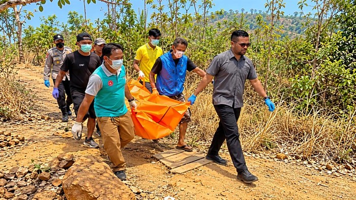 Petugas Inafis Satreskrim Polres Sukabumi mengevakuasi jasad wanita di area kebun jati Ciemas
