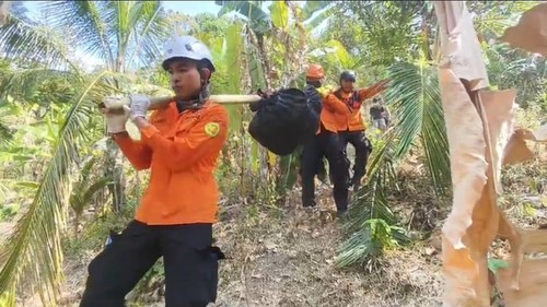 Petugas melakukan evakuasi penemuan mayat tanpa identitas di Lombok Utara, NTB, Selasa (13/10/2026). (Foto: Polres Lombok Utara)