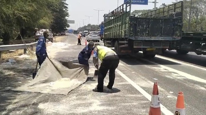 Pikap muat kerupuk terguling di Tol Sidoarjo