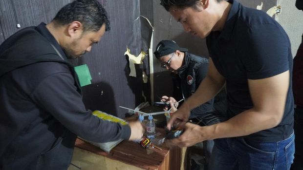 Polda Metro Jaya kembali menggerebek Kampung Ambon, Jakbar, menyita 20,66 gram sabu, airsoft gun, dan senjata tajam.
