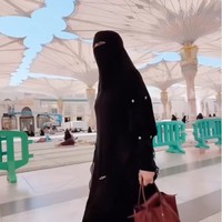7 Potret Gaya Celine Evangelista Pakai Cadar Serba Hitam di Madinah