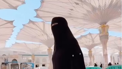 7 Potret Gaya Celine Evangelista Pakai Cadar Serba Hitam di Madinah