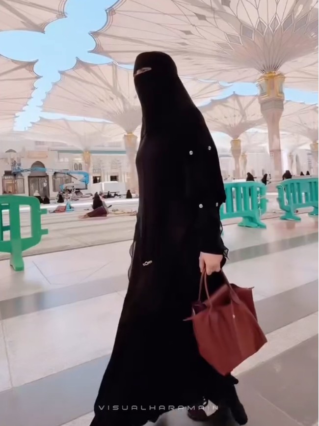 7 Potret Gaya Celine Evangelista Pakai Cadar Serba Hitam di Madinah