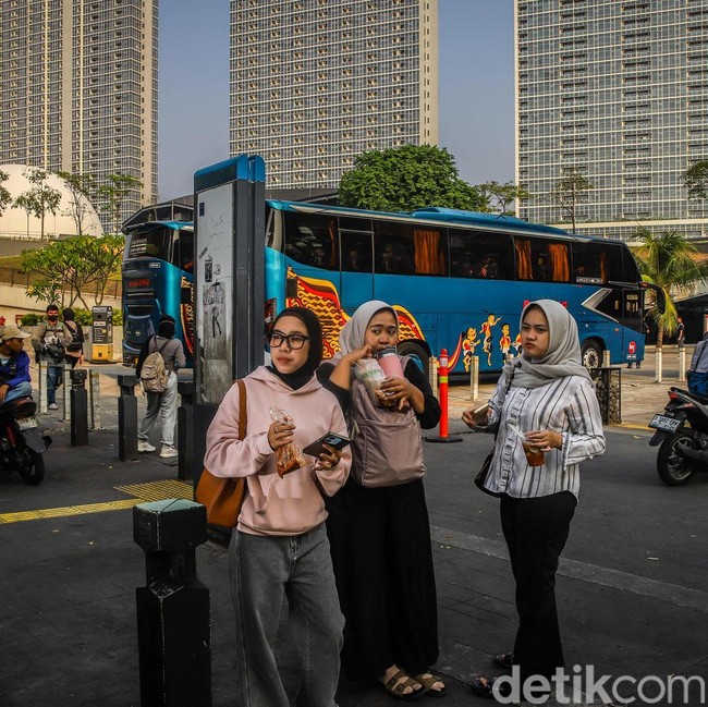 Potret Cikini: Saat Pedagang dan Warga Berbagi Ruang di Jalanan
