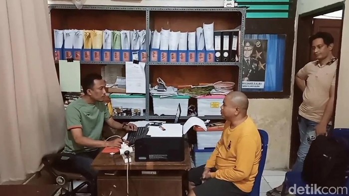 Pria bikin dan jual busur panah diperiksa polisi di Makassar.