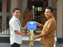 Bank Sulselbar Beri Bantuan Sarana Kebersihan ke Pemkab Lutra