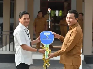 Bank Sulselbar Beri Bantuan Sarana Kebersihan ke Pemkab Lutra