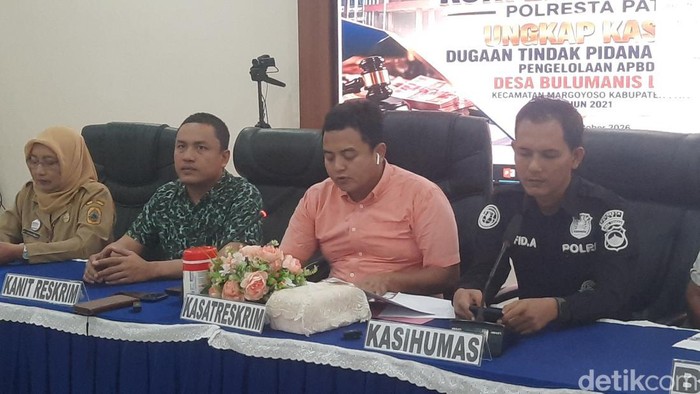 Polisi menunjukkan foto tersangka kasus pembunuhan di Sukolilo saat konferensi pers di Polresta Pati, Selasa (13/10/2026).