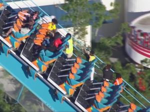 Ngeri! Pria Tewas Jatuh dari Roller Coaster