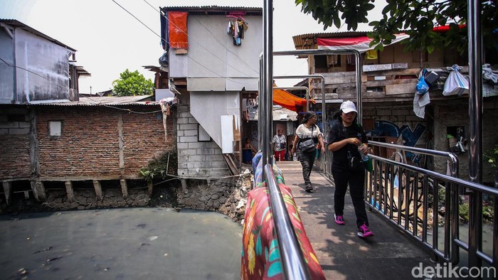 Sejumlah warga menempati kontrakan petak di kawasan Jati Baru, Kampung Bali, Tanah Abang, Jakarta, Selasa (13/10/2026).

Di kawasan permukiman padat tersebut, sebagian pemilik kontrakan mulai menerapkan sistem pembayaran harian untuk memudahkan penyewa mengatur pengeluaran. Salah satunya Oni, yang telah memberlakukan sistem tersebut selama tiga bulan terakhir dengan tarif Rp30 ribu per hari.