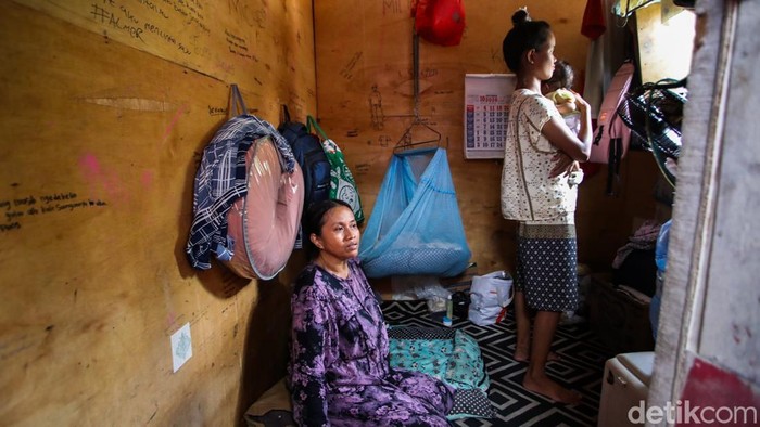 Sejumlah warga menempati kontrakan petak di kawasan Jati Baru, Kampung Bali, Tanah Abang, Jakarta, Selasa (13/10/2026).Di kawasan permukiman padat tersebut, sebagian pemilik kontrakan mulai menerapkan sistem pembayaran harian untuk memudahkan penyewa mengatur pengeluaran. Salah satunya Oni, yang telah memberlakukan sistem tersebut selama tiga bulan terakhir dengan tarif Rp30 ribu per hari.