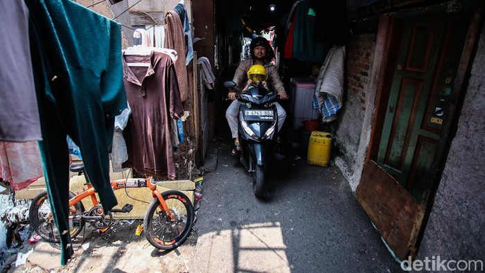 Sejumlah warga menempati kontrakan petak di kawasan Jati Baru, Kampung Bali, Tanah Abang, Jakarta, Selasa (13/10/2026).

Di kawasan permukiman padat tersebut, sebagian pemilik kontrakan mulai menerapkan sistem pembayaran harian untuk memudahkan penyewa mengatur pengeluaran. Salah satunya Oni, yang telah memberlakukan sistem tersebut selama tiga bulan terakhir dengan tarif Rp30 ribu per hari.