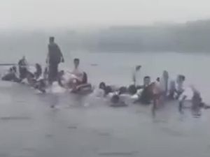 Video: Sampan Bawa 37 Siswa Terbalik di Perairan Mentawai