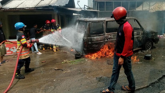 Satu unit mobil Toyota Kijang terbakar hebat di pinggir Jalan Raya Cibereum, Bogor Selatan, Kota Bogor.