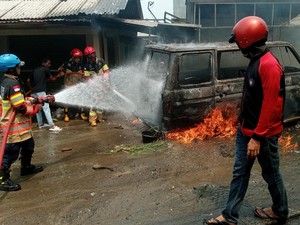 Mobil Angkut 8 Jeriken Bensin Terbakar di Bogor, Damkar Turun Tangan