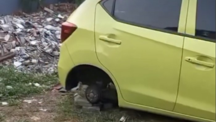 Sebuah video viral menunjukkan mobil kehilangan ban dan velg di Kebagusan, Jakarta Selatan.