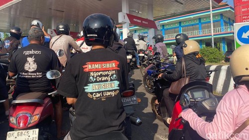 Sejumlah pengendara saat antre BBM di salah satu SPBU di Karangasem tapi justru BBM habis, Selasa (13/10/2026) (foto: I Wayan Selamat Juniasa)