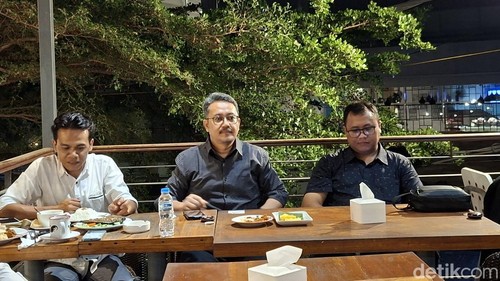 SekjenDPP Partai Perindo, Ferry Kurnia Rizkiyansyah (tengah) bersama Sekretaris DPWPerindoNTBNashib Ikroman ditemui di Mataram, Selasa (13/10/2026). (Foto: Ahmad Viqi/detikBali)