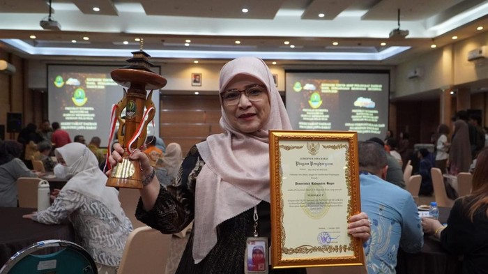 Sekretaris Dinas Arsip dan Perpustakaan (DAP) Kabupaten Bogor Nina Nurmasari saat menerima penghargaan Kearsipan Internal Pemerintah Daerah Kabupaten/Kota Tahun 2026