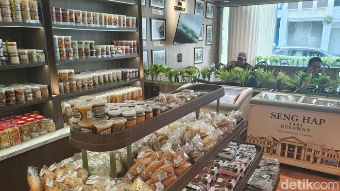 Sejumlah produk kuliner dan UMKM yang ditawarkan di Seng Hap 1881 Kesawan.
