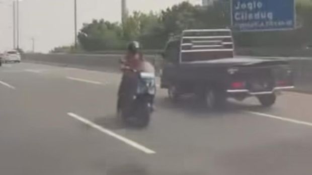 Seorang pengendara motor berkendara di ruas jalan tol di kawasan Jakarta Barat. Pemotor itu lalu berkendara melawan arah untuk keluar dari ruas jalan tol. (dok Ist)