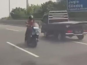 Bahaya! Pemotor Terobos Tol Jakbar lalu Melaju Lawan Arah