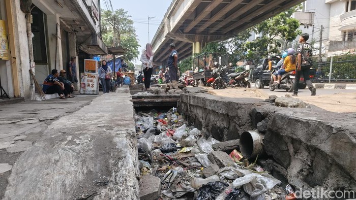 Suasana Jalan Ibrahim Adjie, Kiaracondong, Kota Bandung usai penertiban lapak PKL.